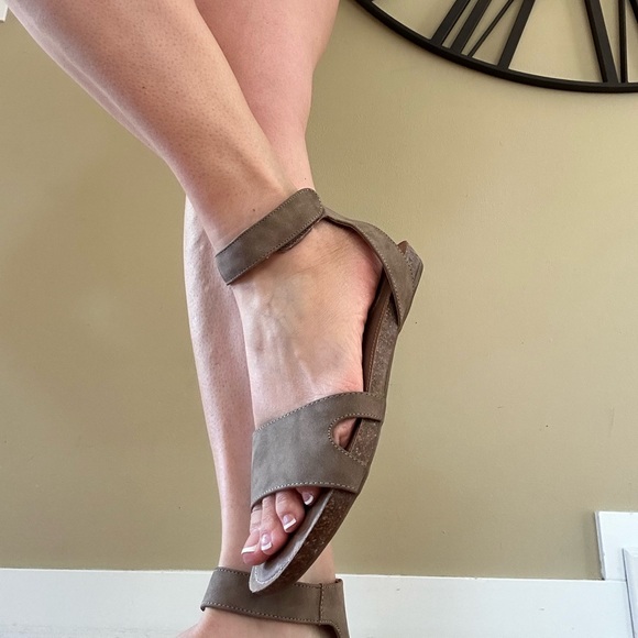 Adam Tucker Sandals - Picture 4 of 10